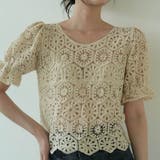 アイボリー | ふんわりと広がるパフスリーブ袖が特徴的なかぎ編みプルオーバー 花柄レース | maison de LATIR