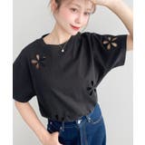 ブラック | フラワー刺繍半袖Tシャツ | moment+