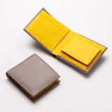 グレー/イエロー | 牛革 ツートンカラー 隠しポケット付 スリム 二つ折り財布 | MURA