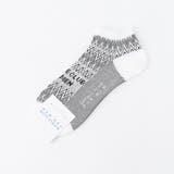 09ホワイト | シェブロン×ロゴジャカード ショートソックス | NICOLE