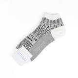 09ホワイト | シェブロン×ロゴ ショートソックス(日本製) | NICOLE