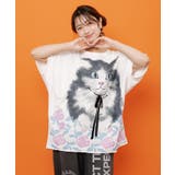 オフホワイト | リボン付き もふもふハチワレネコ柄Tシャツ | ScoLar