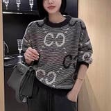 グレー | 英字モチーフ丸首ニット | LADY LIKE