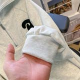 ハーフジップの小さな襟のデザインが魅力的。パッチ付きのグレーの薄手コットン長袖ス… | 17kg | 詳細画像8 