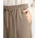 きれい見えとリラックス感を両立。秋の大人カジュアルに効くイージーパンツ | grove | 詳細画像19