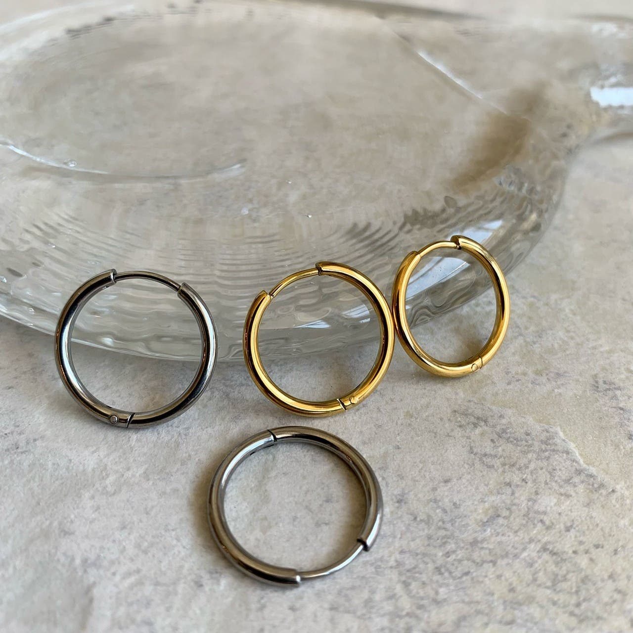 ❣️ピアス❣️Fカラー❣️0.72/❣️照り強❣️ サージカルステンレス フープピアス シンプル[品番：FEUW0001237