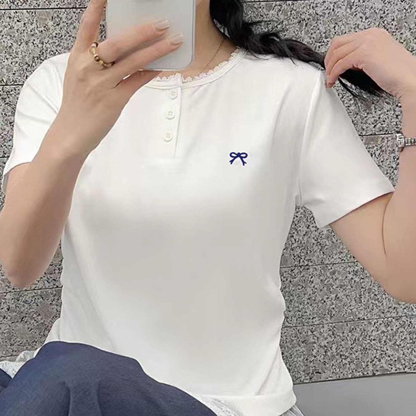 ami ベージュ Tシャツ 赤いリボン刺繍　アミパリ AMI PARIS アミ パリス Tシャツ 半袖 ロゴ刺繍 ベージュ - メルカリ