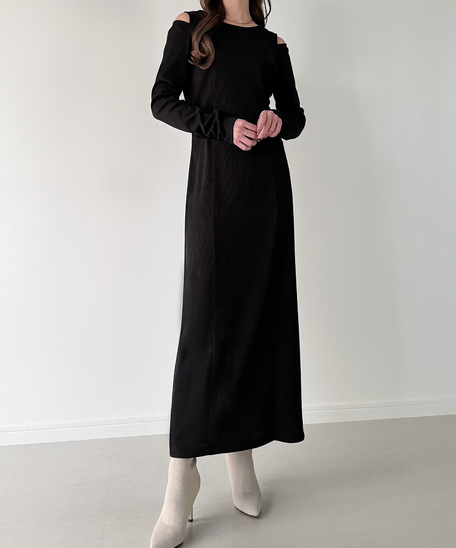 カットアウト★ショルダーパッド入り★ワンピース★ JACQUEMUS 肩カットアウトリブワンピース[品番：AMTW0012171]｜JUNOAH