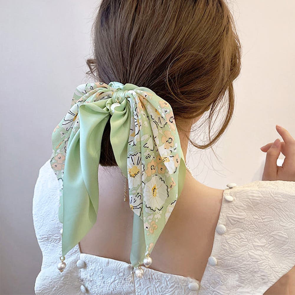 リボン　ヘアゴム♡アシンメトリー♡花柄ブルー×オフホワイト♡ハンドメイド miniministore 花柄 スカーフシュシュ春夏リボンヘアゴム