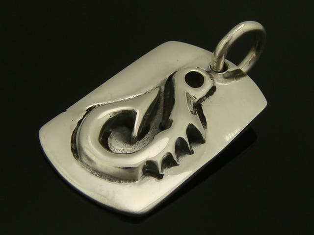 シルバー925 ドッグタグにイカリのようなデザインが浮かび上がる
