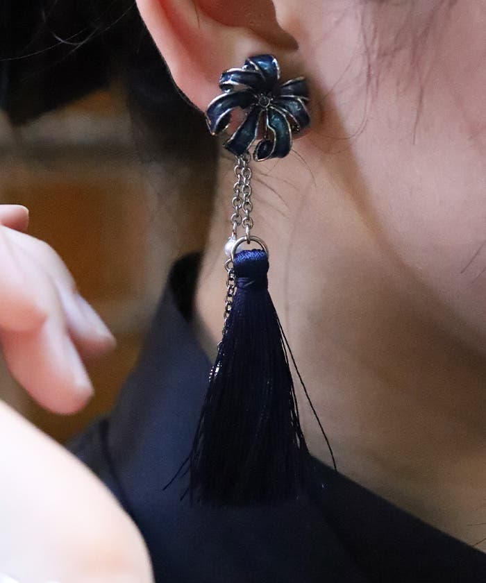 彼岸花イヤリング＆襟クリップ[品番：IGAW0006713]｜axes femme