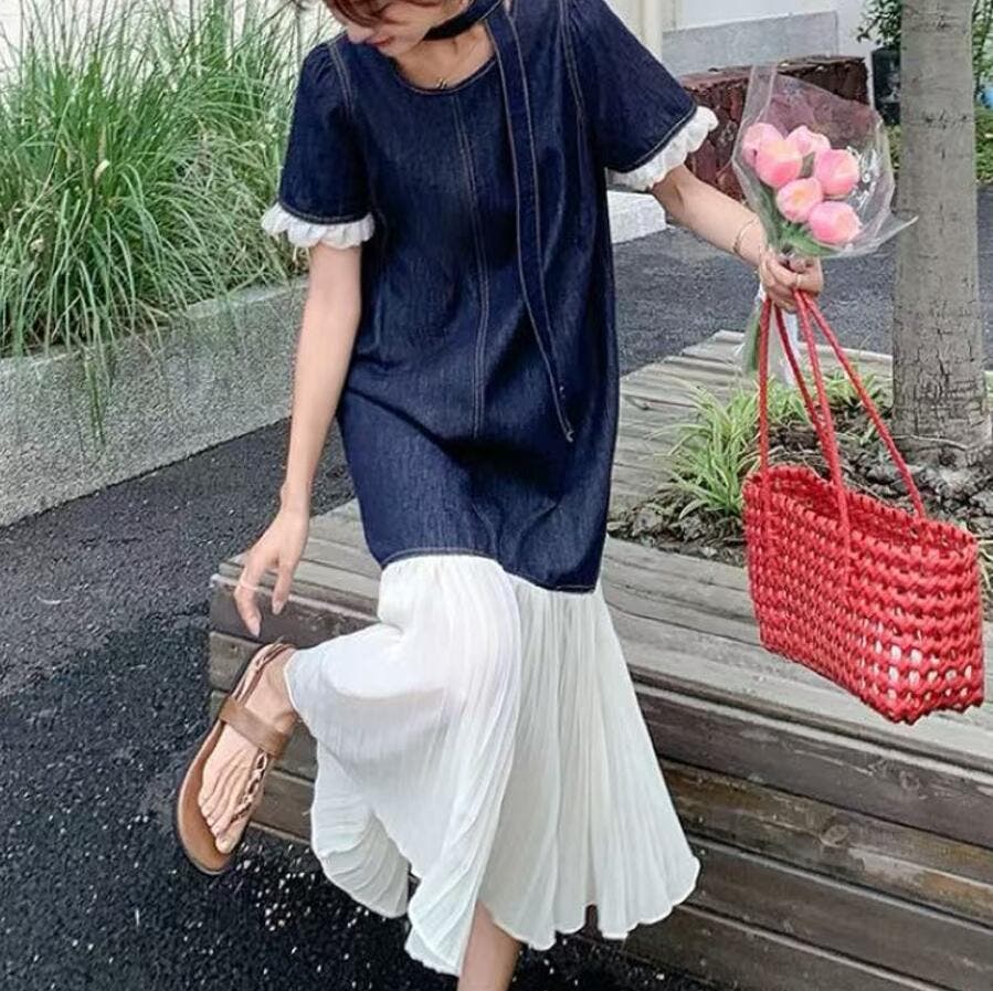 ルーフルな袖とプリーツの下部が特徴的なデニム ワンピース[品番
