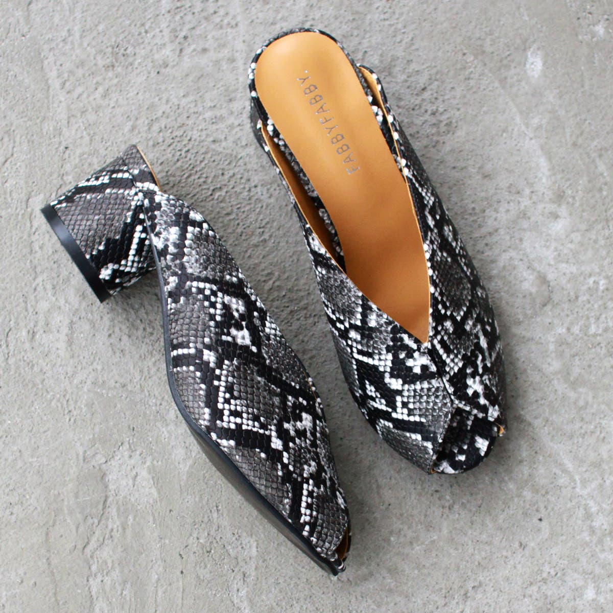 パイソンブラックのみ Vカット ミュール[品番：DCLS0001047]｜Brignton