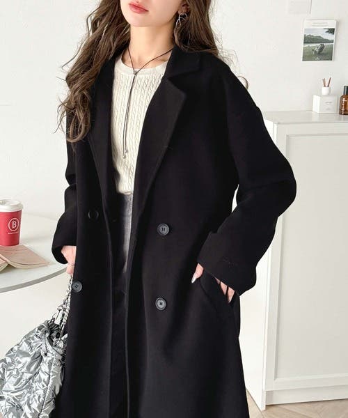 洗練された秋冬スタイルを彩る。フェイクウールベルト付きダブル