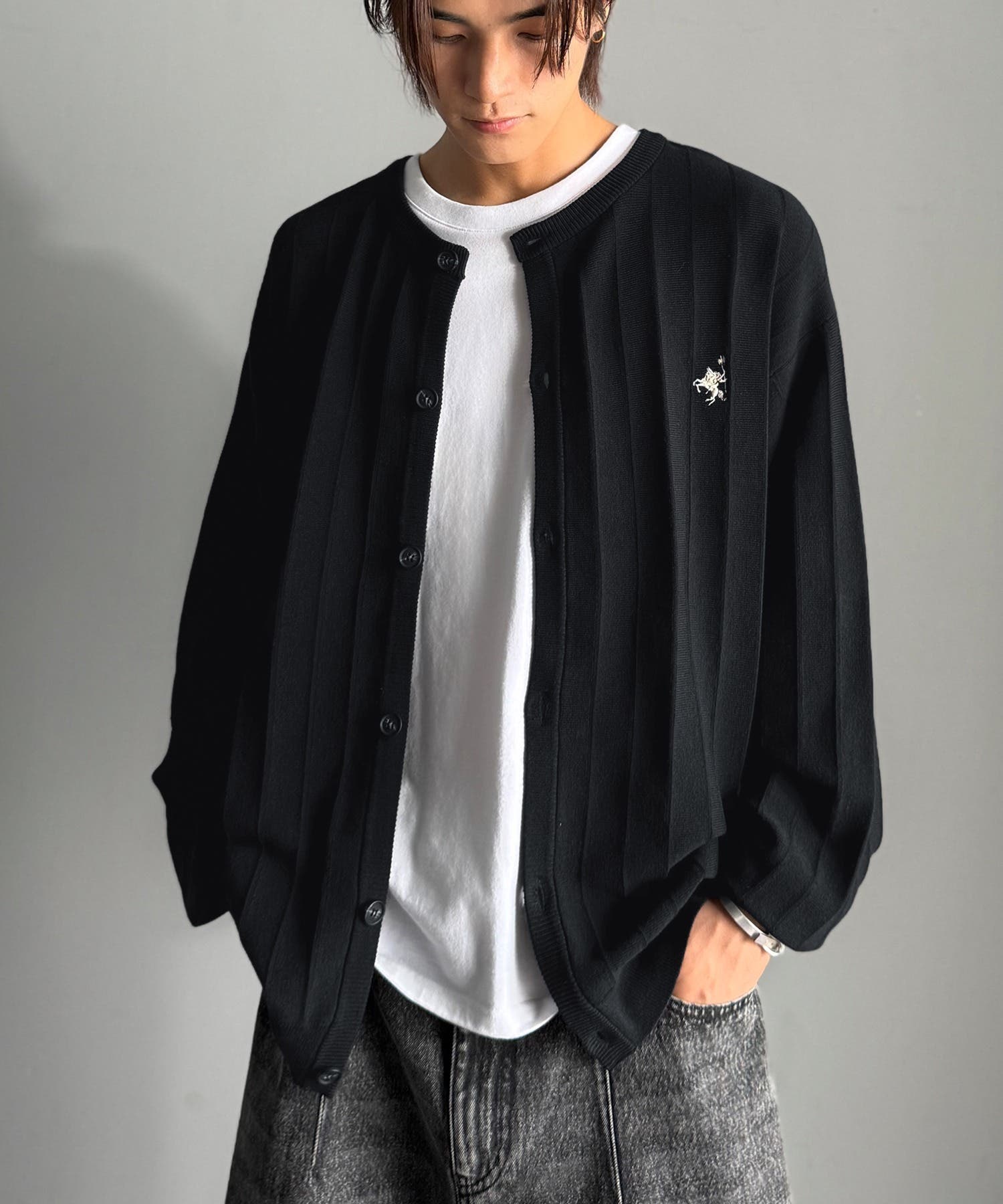 最終 doublet ブラック カーディガン 前面刺繍 知的に決まる、メンズの上品シンプル。胸刺繍タック編みカーディガン