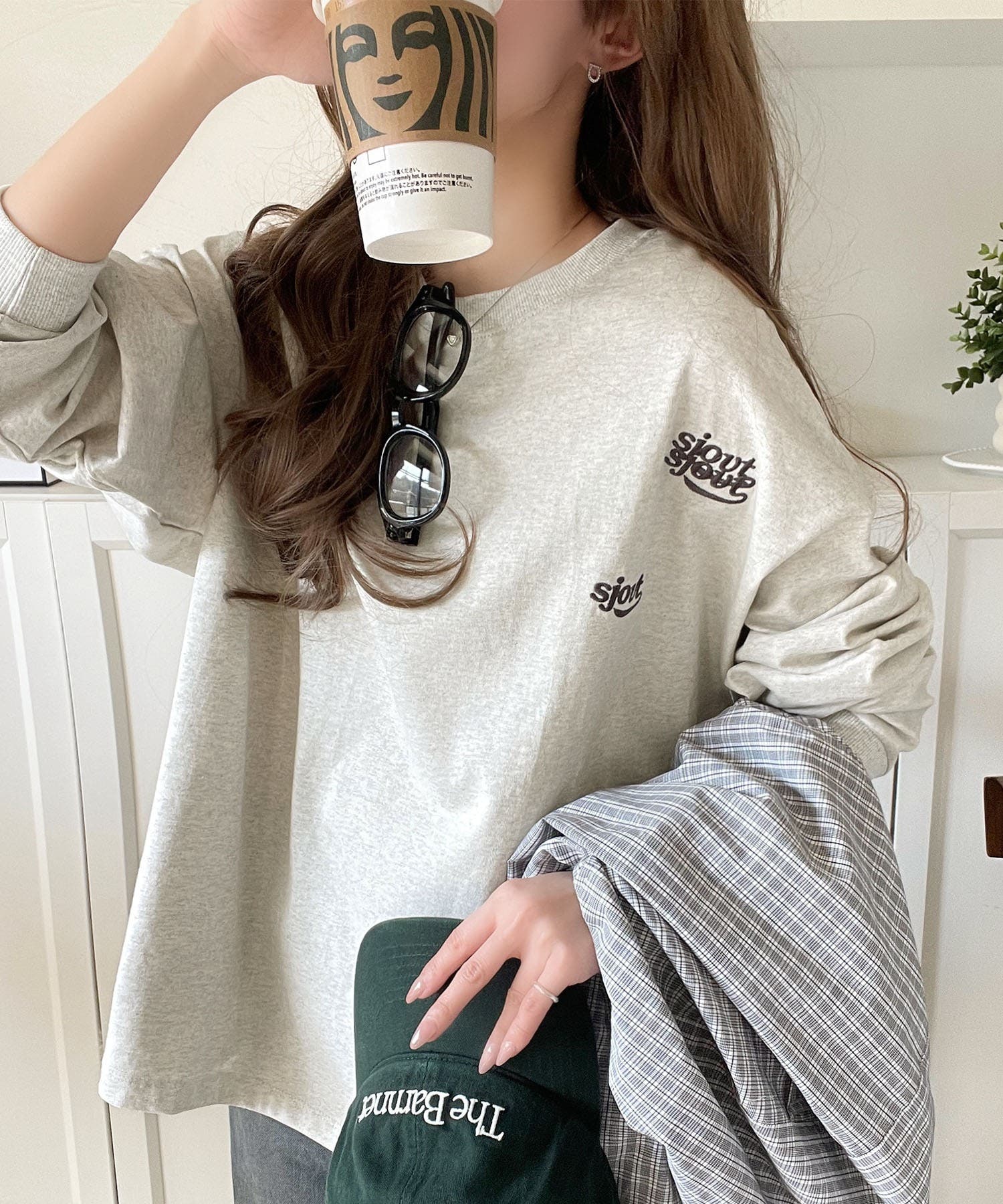 散りばめられたロゴ刺繍がトレンド感満載。コットン100%長袖プル