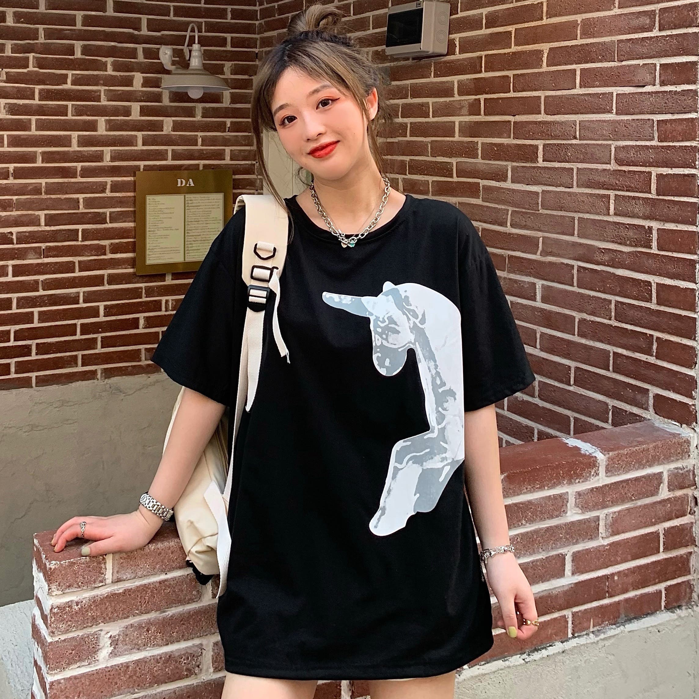 【haru】ホワイトティアードスカート、チャコールTシャツ haru】ホワイトティアードスカート、チャコールTシャツ haru