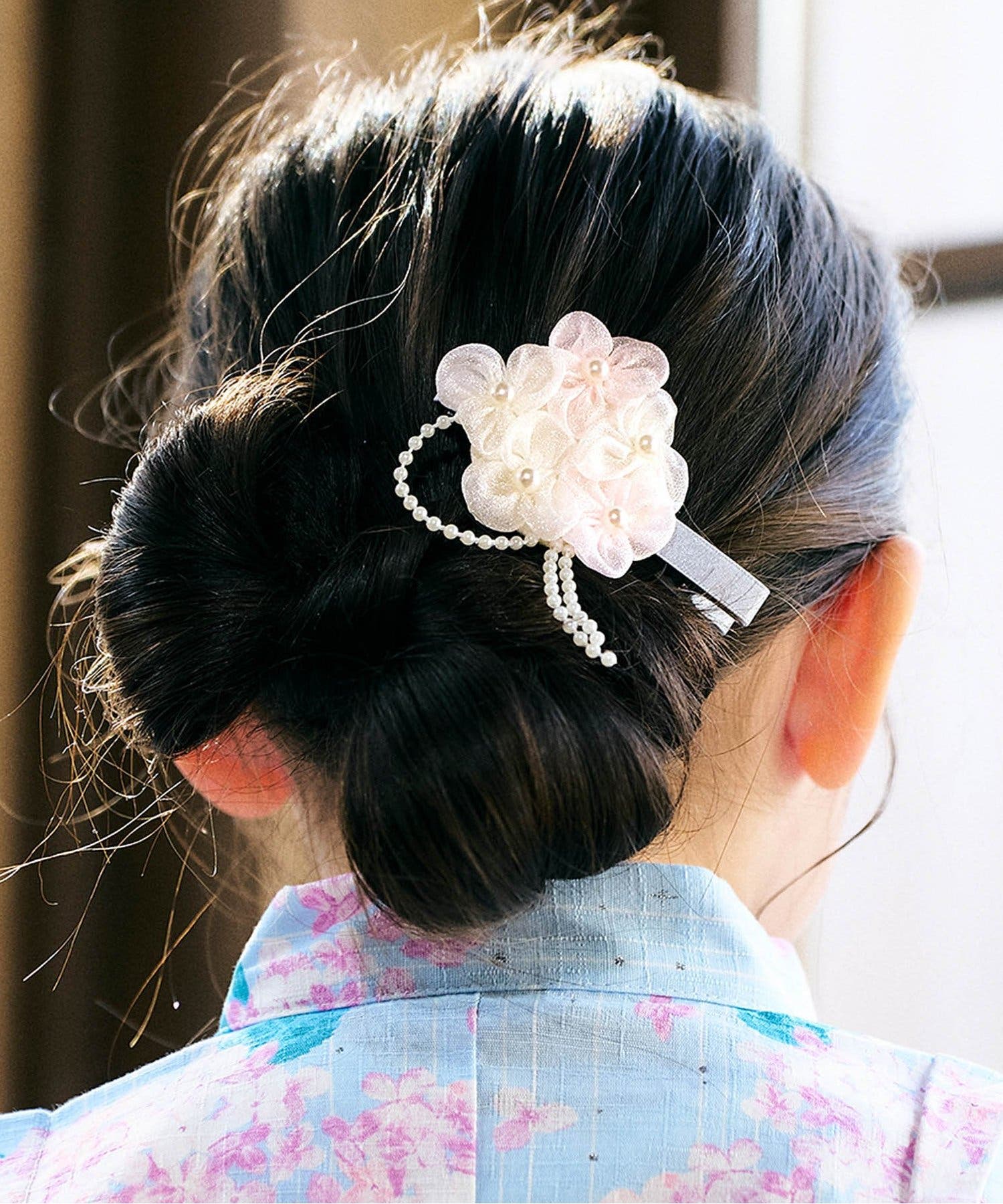 つまみ細工 紫陽花♡ベビーヘアクリップ　ヘアゴム つまみ細工〉紫陽花のヘアゴム(水色と白) | iichi 日々の暮らし