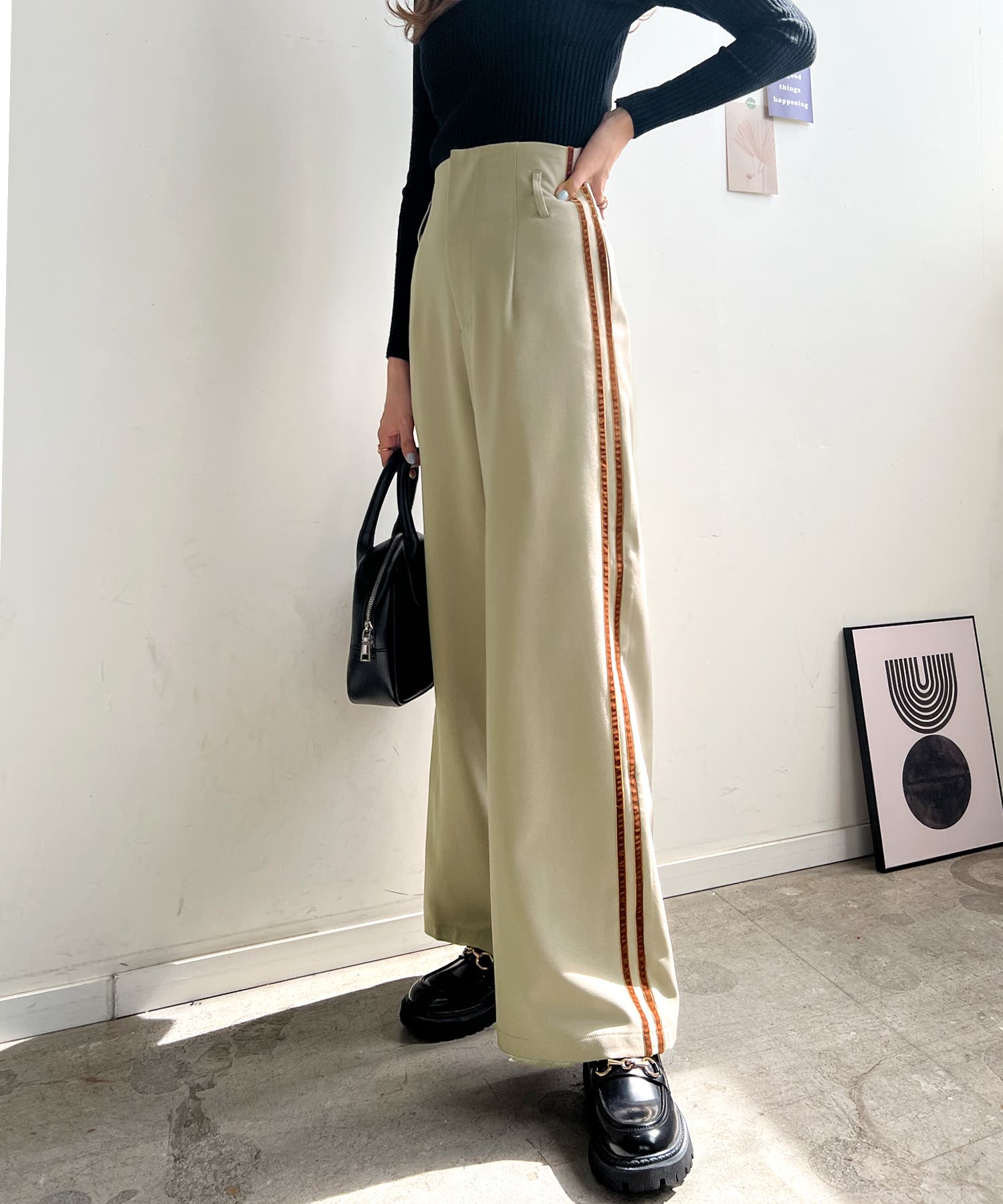 パンツ 美品 スタイルアップ ラインパンツ 上品カジュアル 完売品✨試着のみ!! 縦ラインを強調する上品なシルエット！フロントスリットツイル
