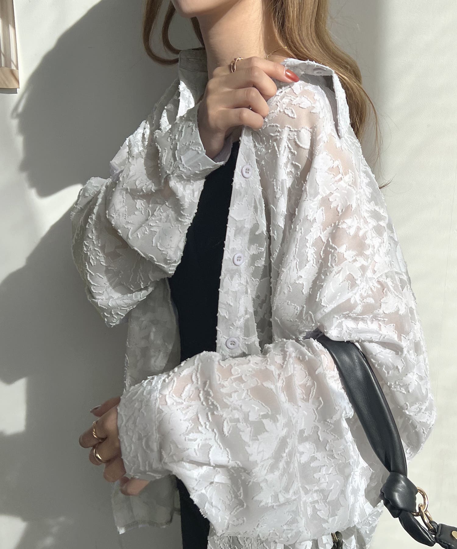 大人っぽく着こなす主役アイテム。ジャガードフラワーシアー