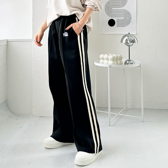 LE SSERAFIM ライン入りトラックジャケット＆ワイドパンツ 上下セット