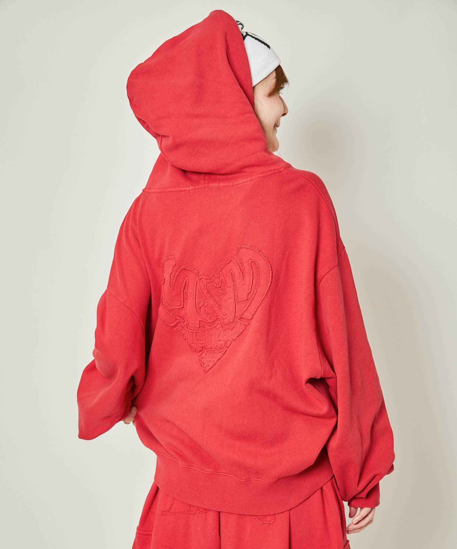ロゴ フード付きパーカー 赤 ®️AG POUND ユニセックス対応◎ピグメントハート刺繍パーカー[品番