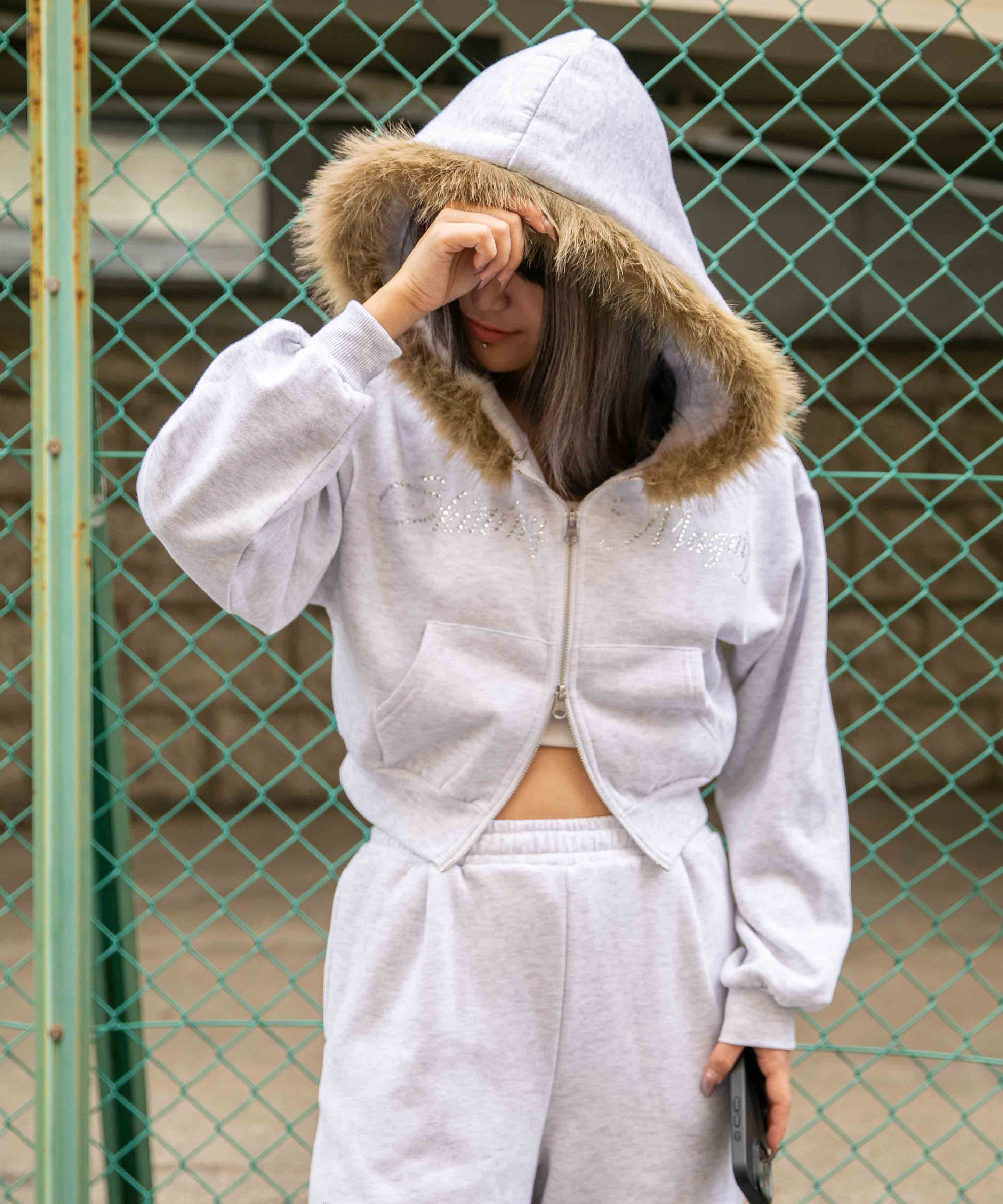 ファーフード×ロゴストーン》ショート丈ジップパーカー 秋冬◎[品番