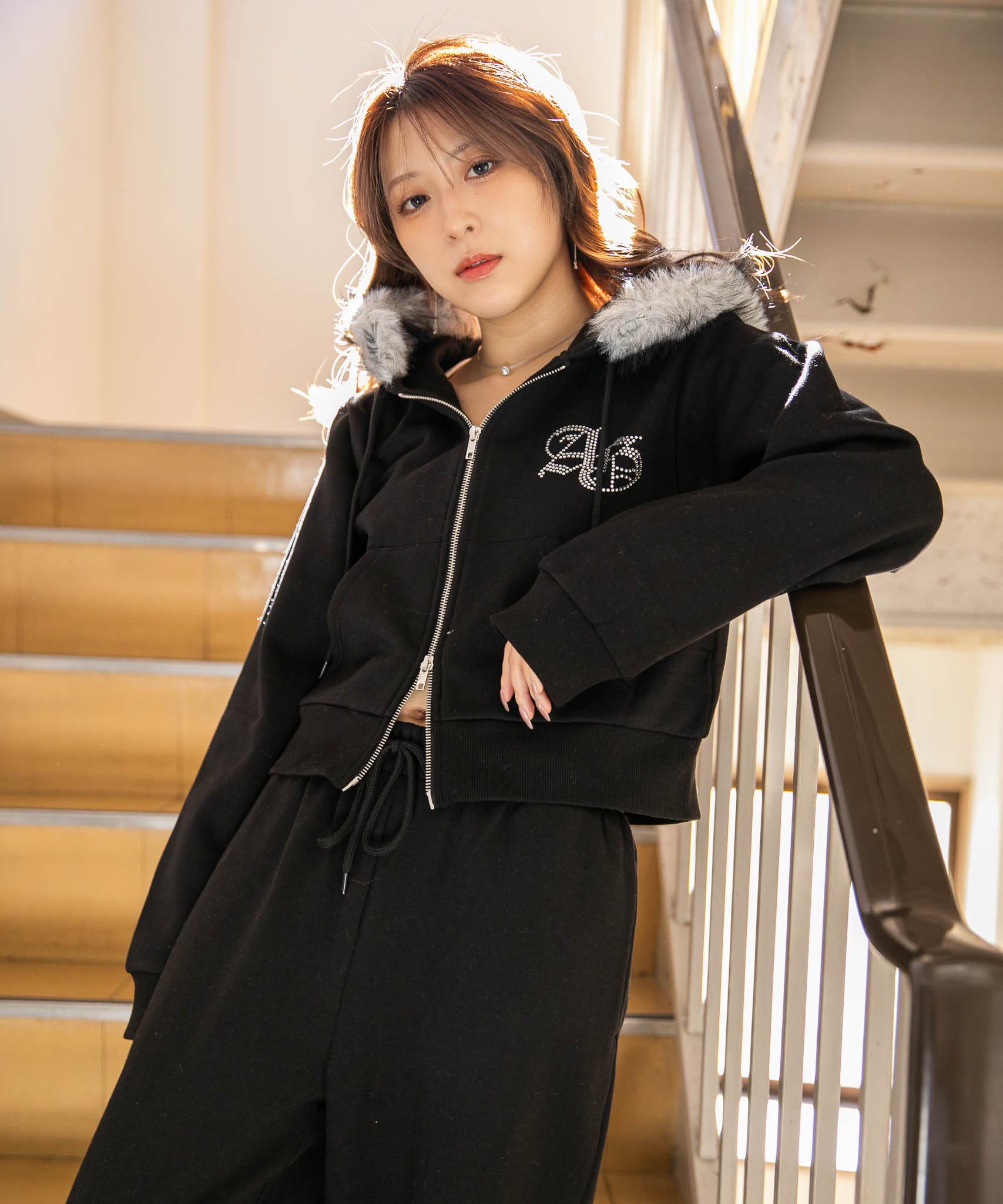 ファー付×ストーンロゴ》冬映え ストリート 裏起毛ショート丈ZIP