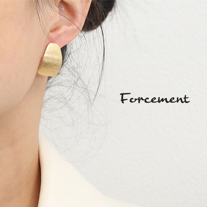 素敵でユニークな 少し変わったスクエア型がお洒落なプレートピアス シンプル 上品 ピアス