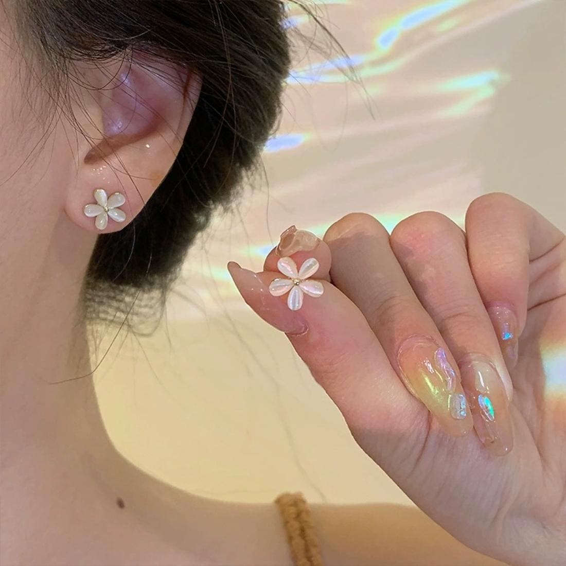 さりげなく華やかさをプラスフラワーパールライクピアス オフィス