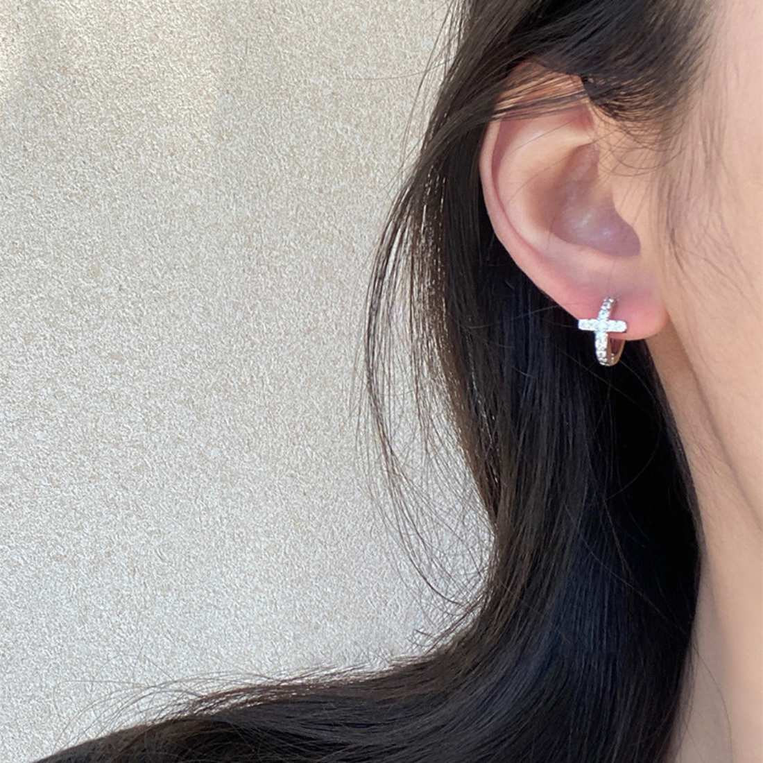 耳元に上品な輝きクロスフープピアス アクセサリー フープ[品番