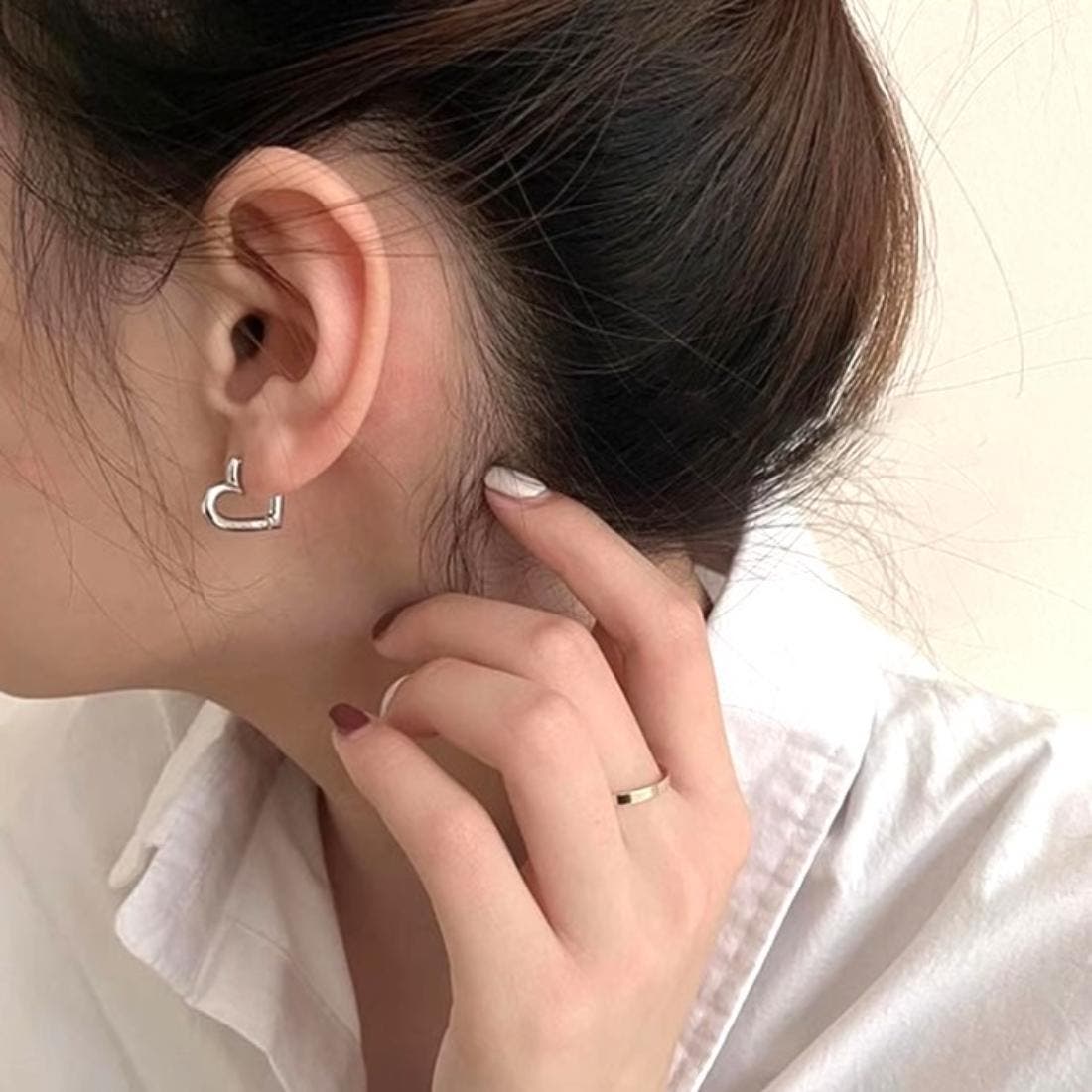耳元にさりげない甘さを添える、ミニハートフープピアス アクセサリー