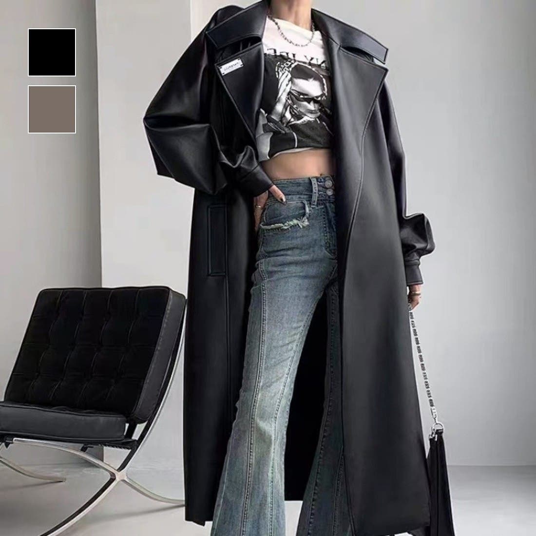 ガウン風の着こなしでこなれ感を出すフェイクレザースタンドカラー