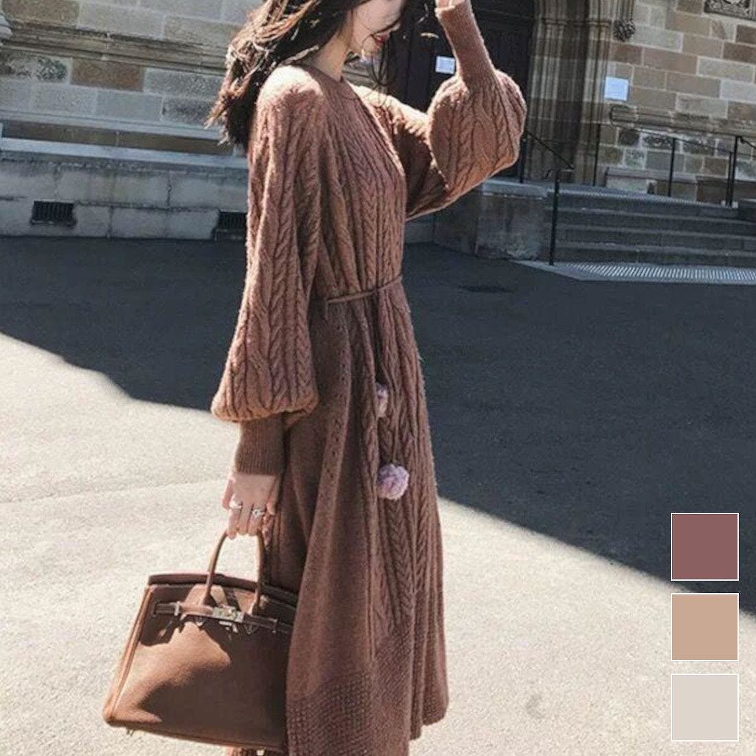 袖口や裾はリブ切り替えでデザインにアクセントを加えたケーブルニット