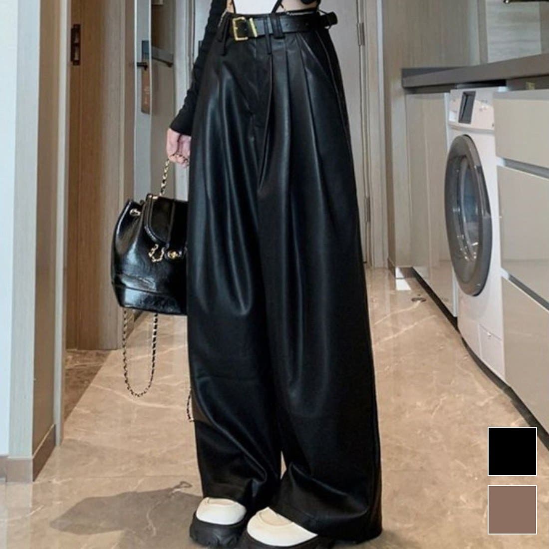 洗練されたアクセントで個性を引き立てるフェイクレザーワイドパンツ