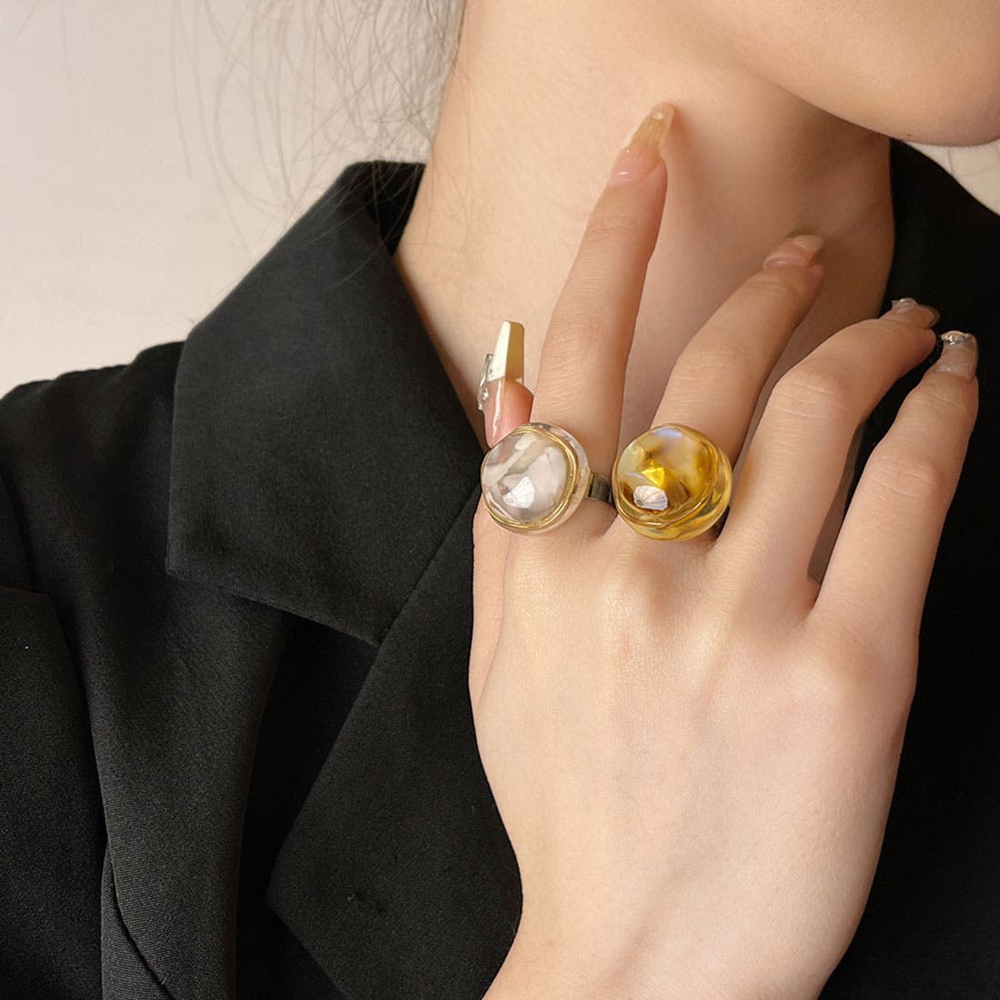透明なストーンが美しいリング アクセサリー 指元[品番