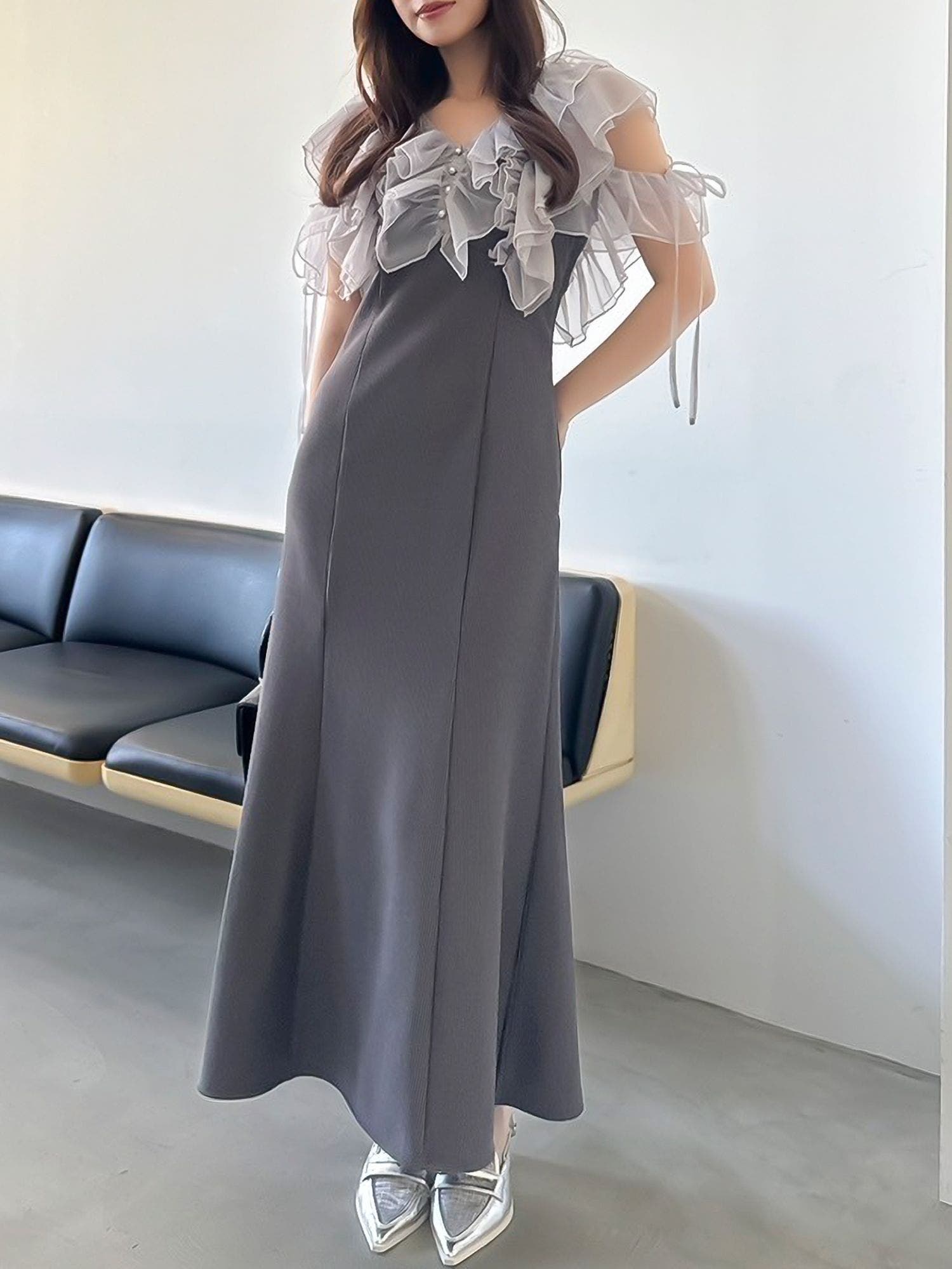 GOLDS∞infinity♡タグ付き♡ラッフルフリル胸元おりぼんワンピ♡金ラメ 1.jpg