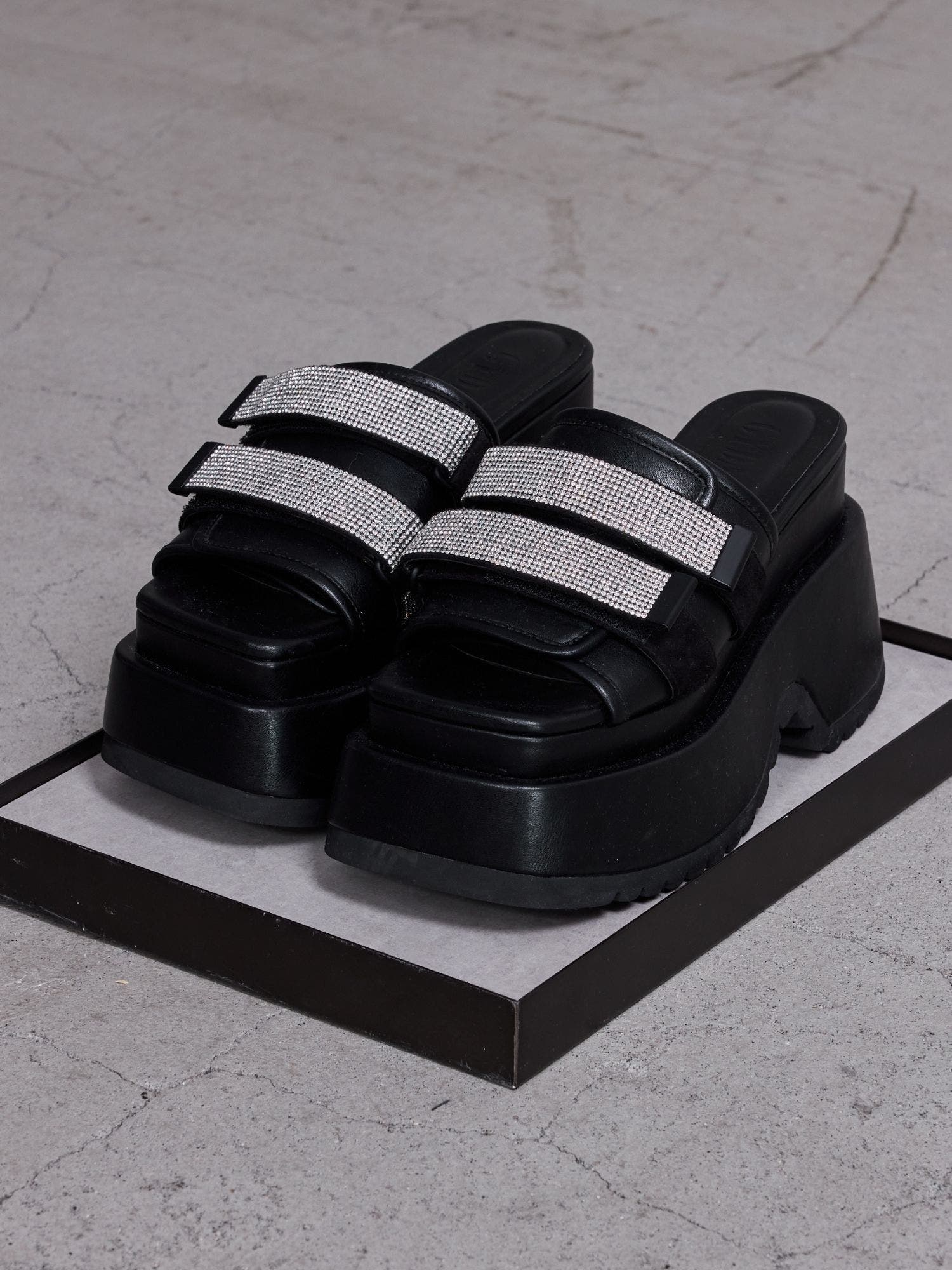 Thick sole bijouストラップサンダル[品番：MKSW0068644]｜GYDA