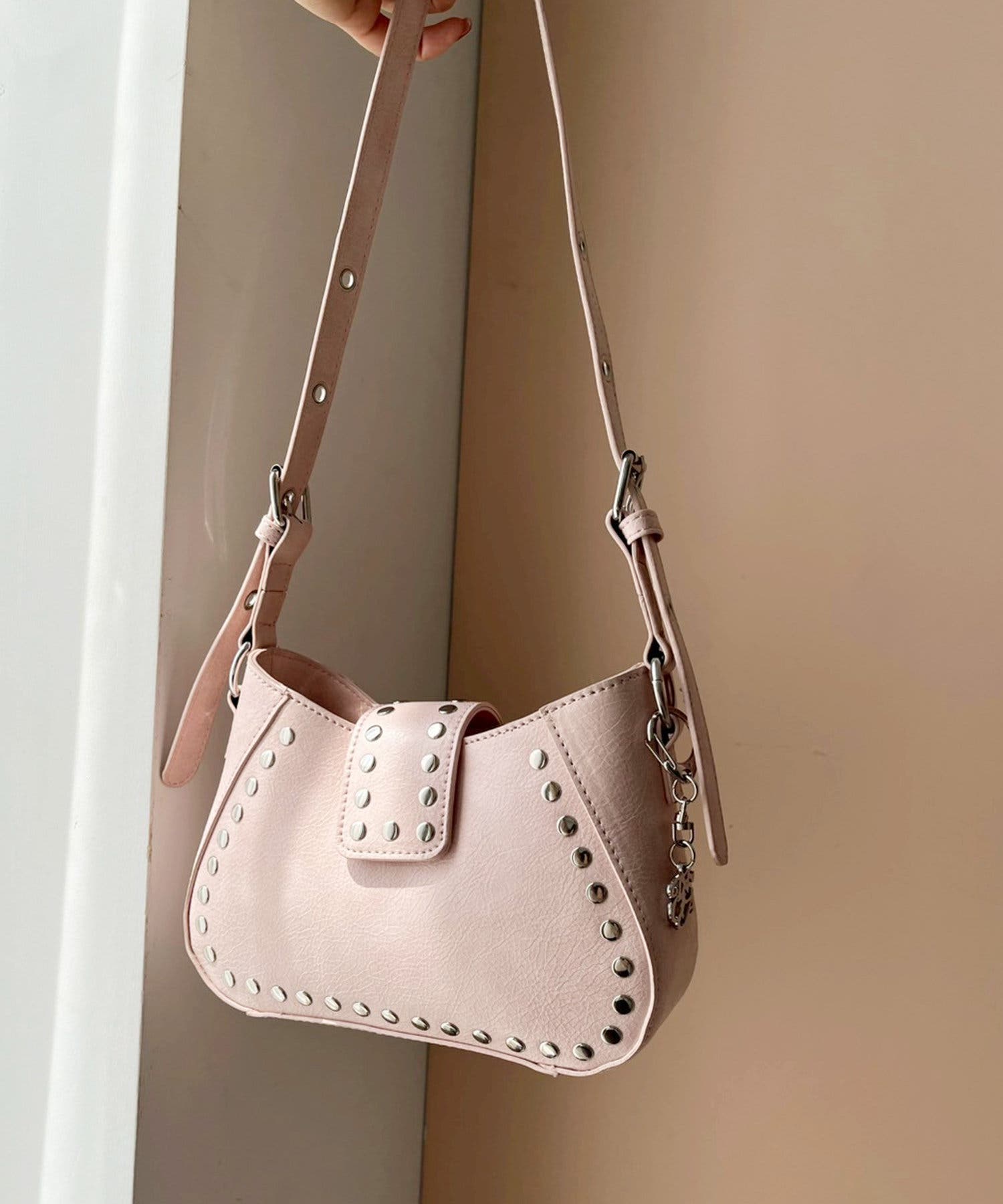 one after another】ロゴチャーム付きスタッズバッグ[品番