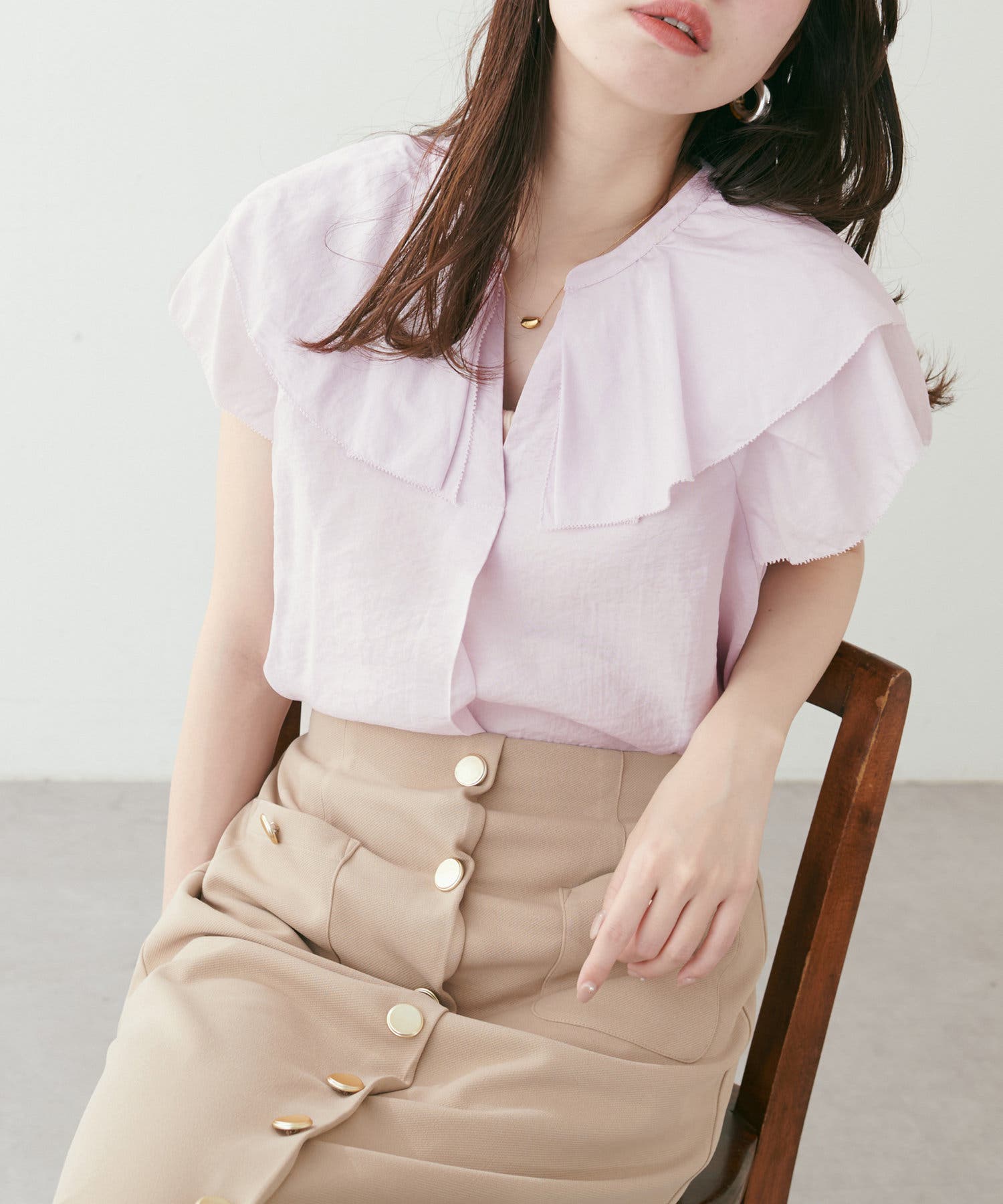 natural couture】タックフリル衿スキッパーあきブラウス[品番 