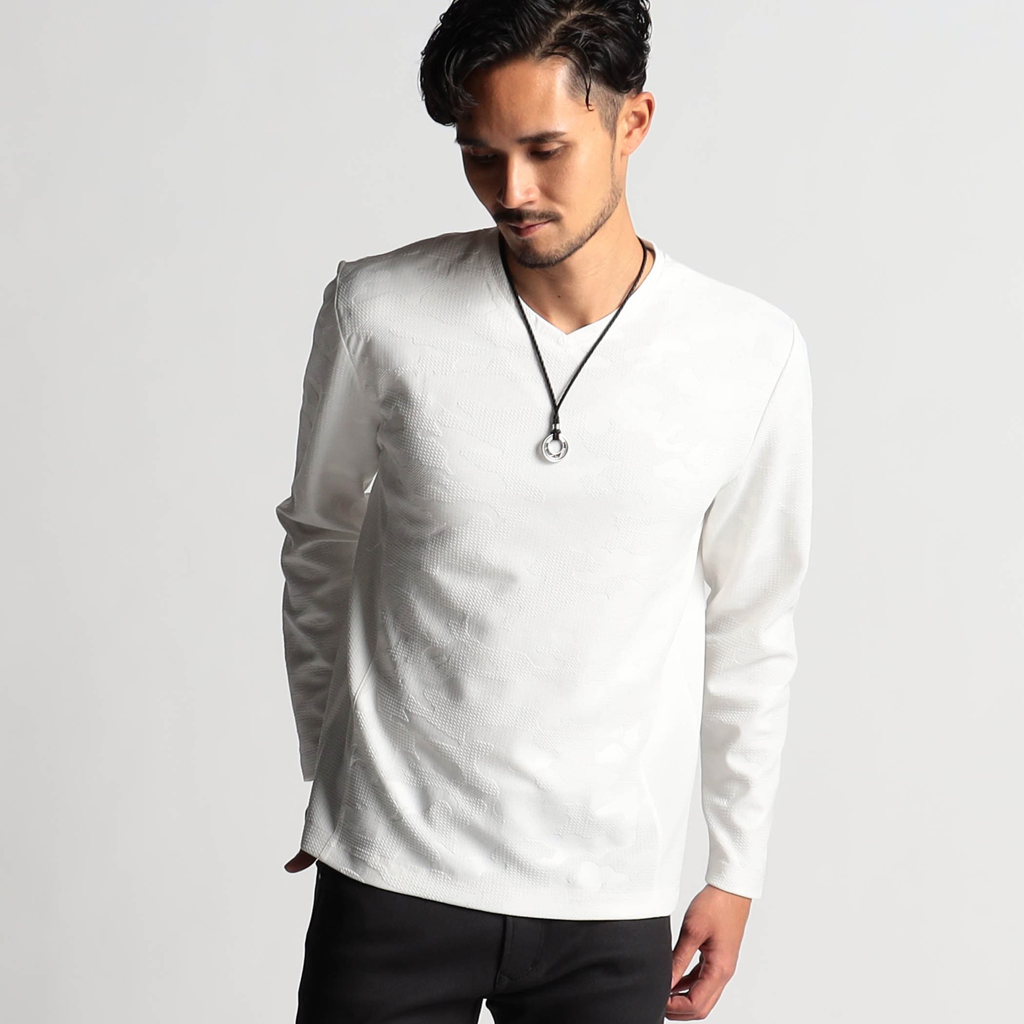 新品未使用　希少 ホワイトカラー　Vネック　SKINS 長袖シャツ カモフラ柄Vネックカットソー[品番：NICW0004112]｜NICOLE（ニコル）の