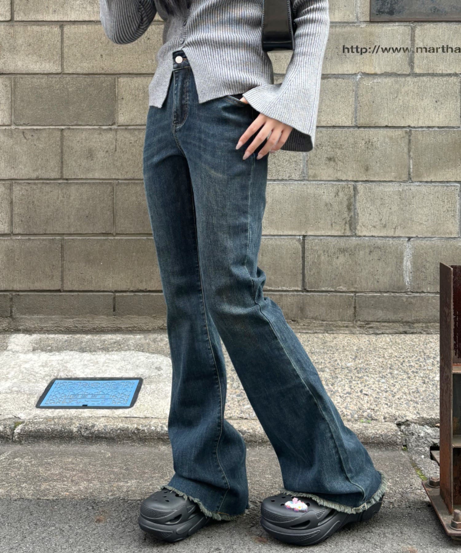 トレンドのウォッシュ加工! 裾フリンジ セミフレア デニム[品番 トレンドのウォッシュ加工! 裾フリンジ セミフレア デニム[品番