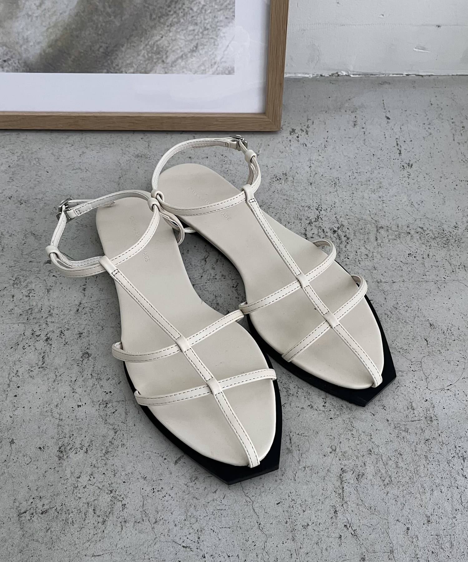 CAPRICIEUX LE'MAGE】Tストラップフラットサンダル[品番