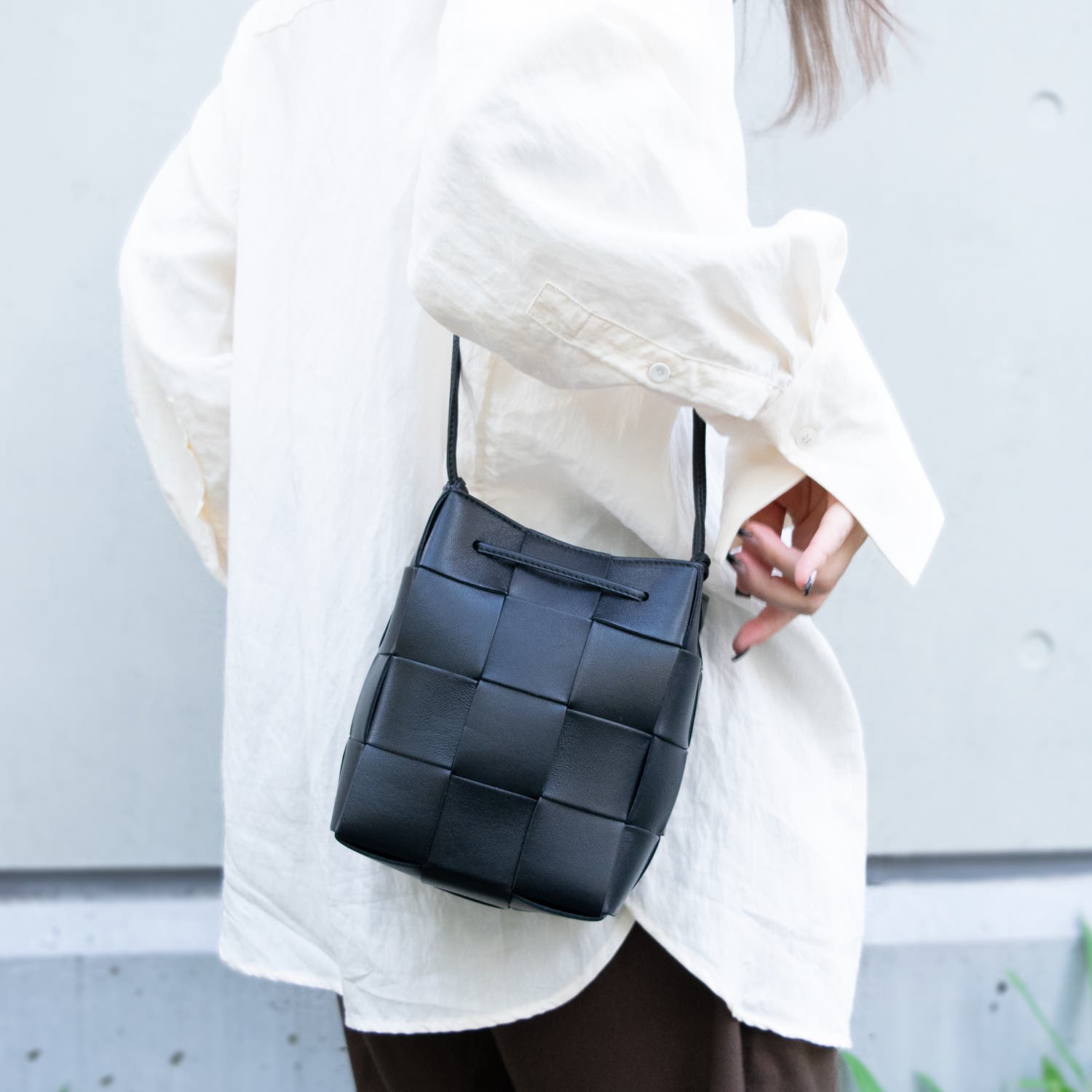 涼しげで爽やかなショルダーバッグ ◆ BOTTEGA VENETA ウォレス BOTTEGA VENETA】ミニ ウォレス ショルダーバッグ カーフ