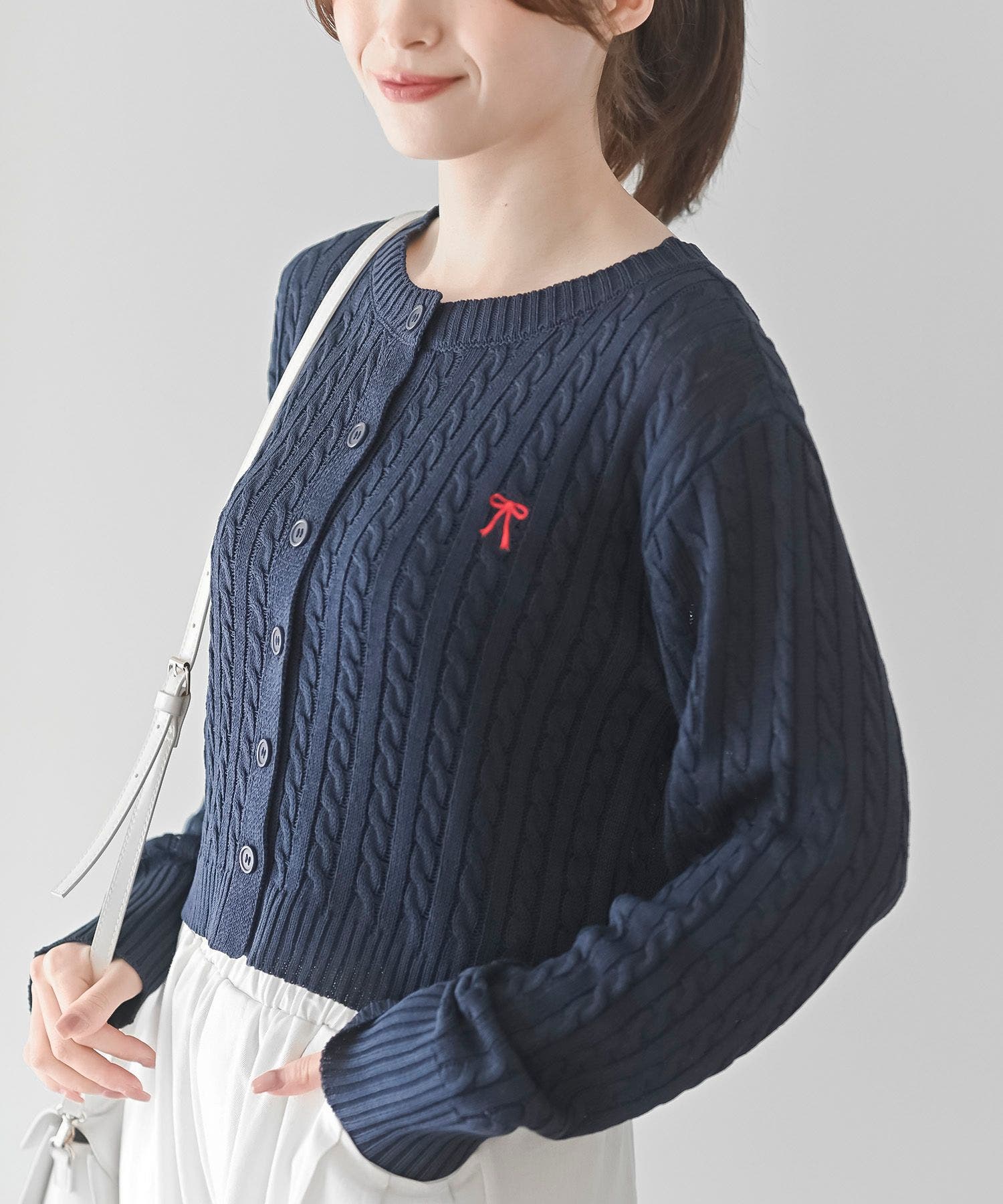 リボン刺繍ケーブル編み長袖クルーネックニットカーディガン リボン刺繍ケーブル編み長袖クルーネックニットカーディガン