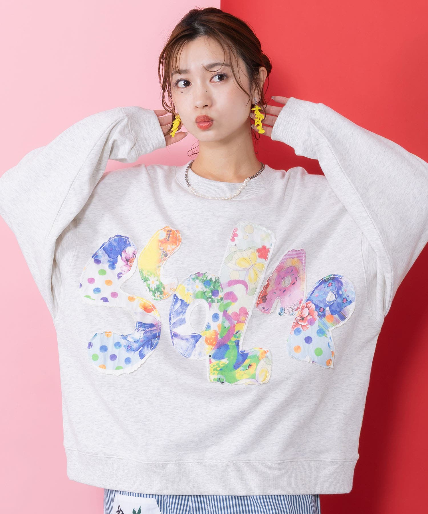 スカラー総柄ロゴアップリケ裏毛プルオーバー[品番：SRSW0002266