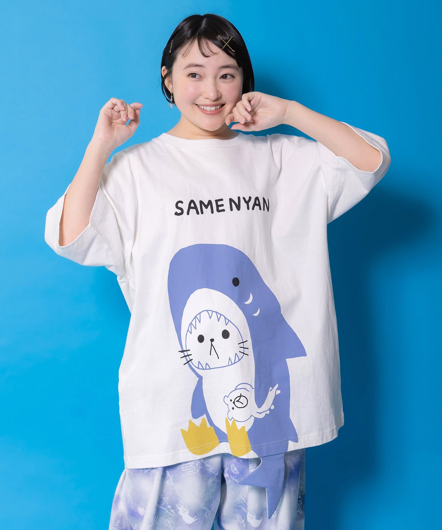 しっぽ飛び出しサメニャン柄Tシャツ[品番：SRSW0002376]｜ScoLar