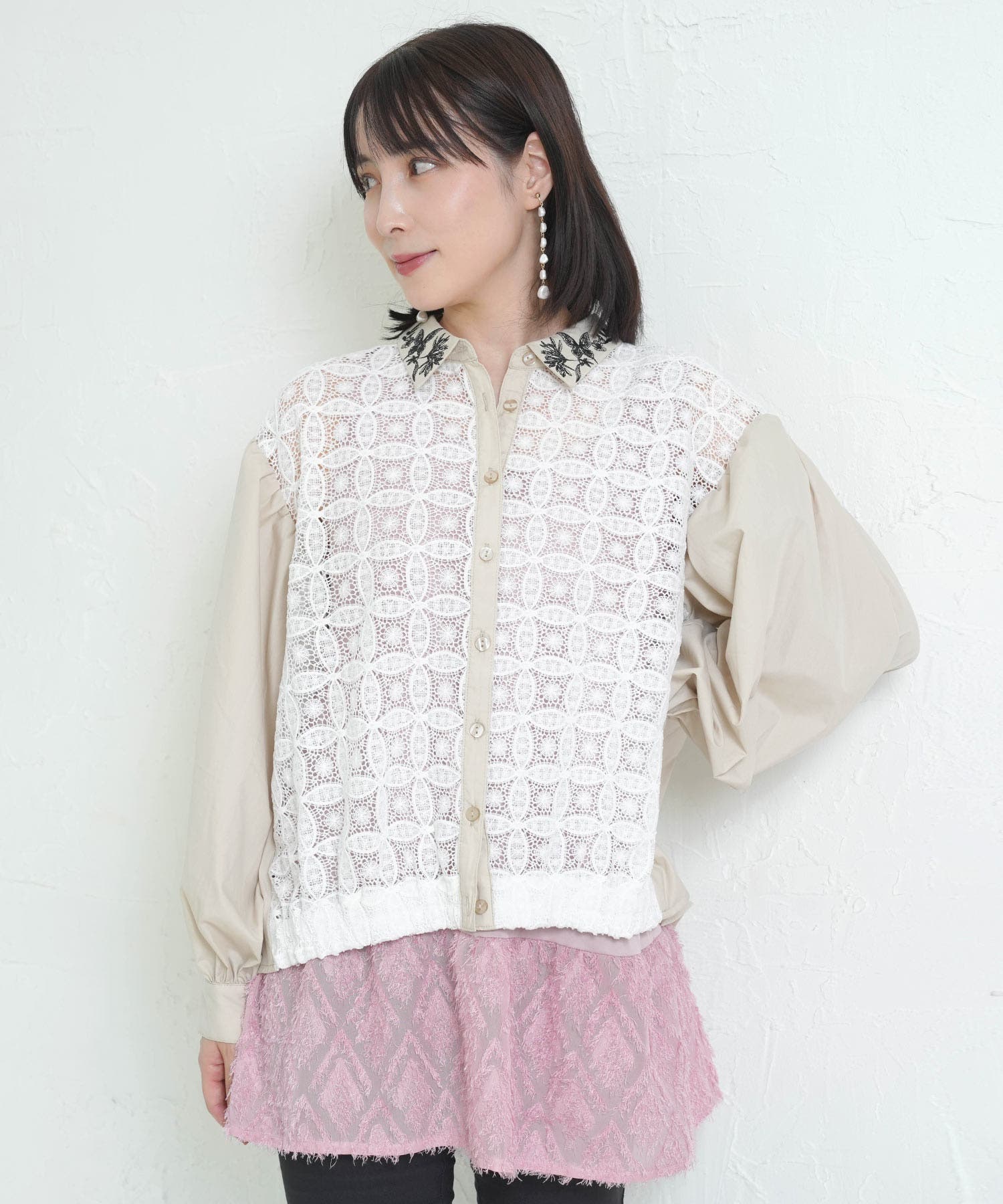蝶花刺繍 レース切替シャツ[品番：SRSW0000291]｜ScoLar（スカラー 