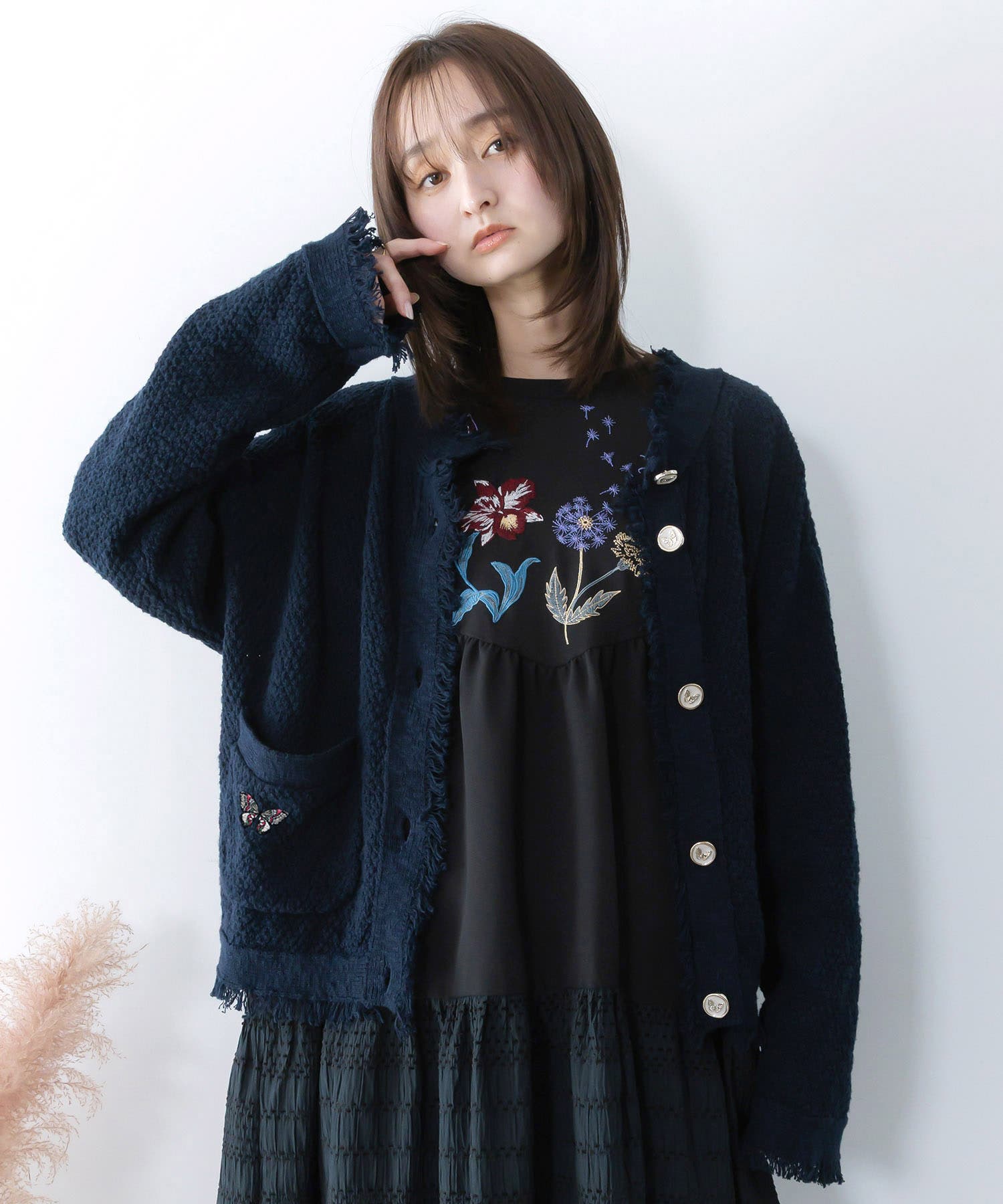 蝶刺繍×蝶ボタン付きニットカーディガン[品番：SRSW0002317]｜ScoLar