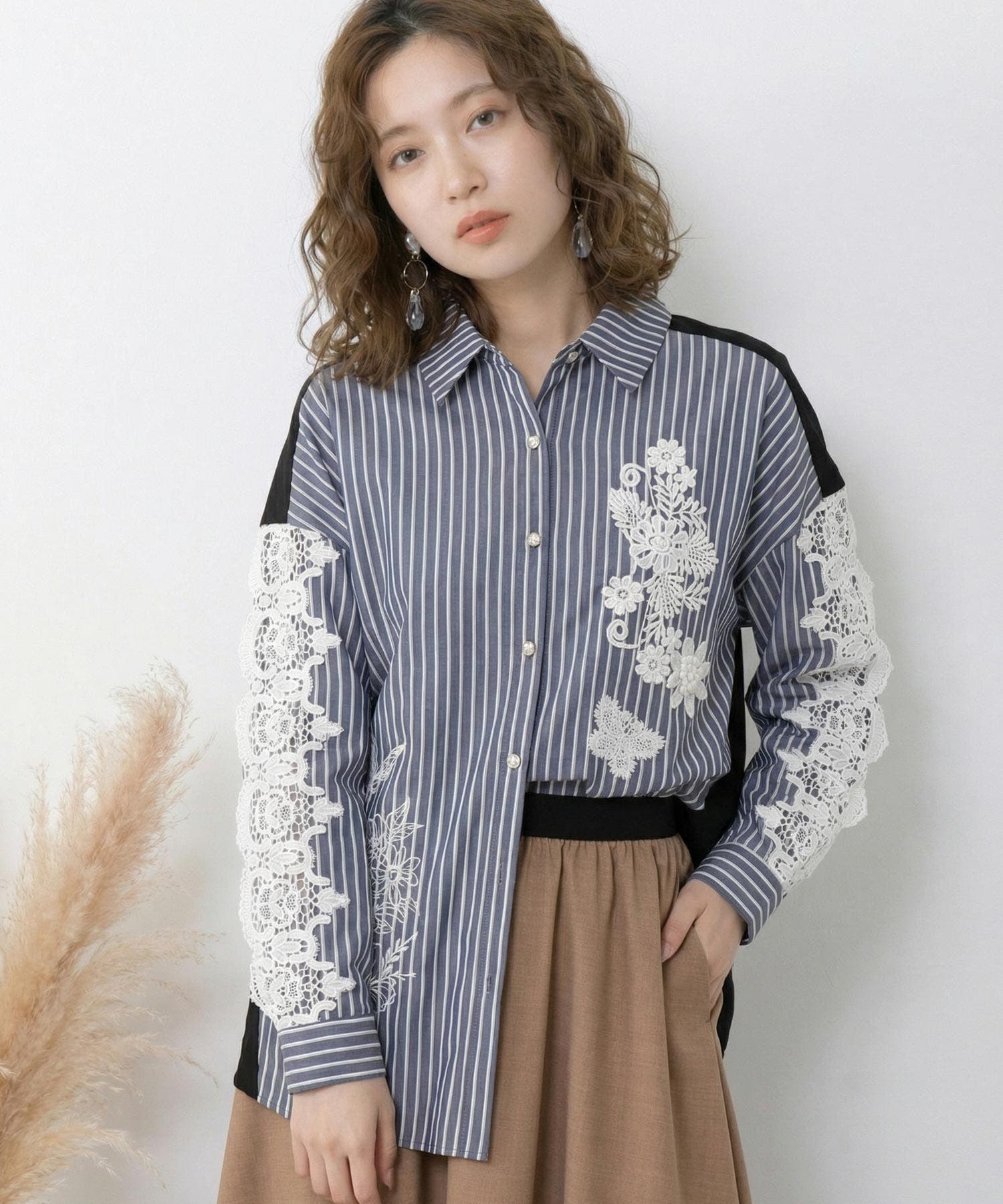 花蝶刺繍レース×ストライプ柄配色シャツ[品番：SRSW0002366]｜ScoLar